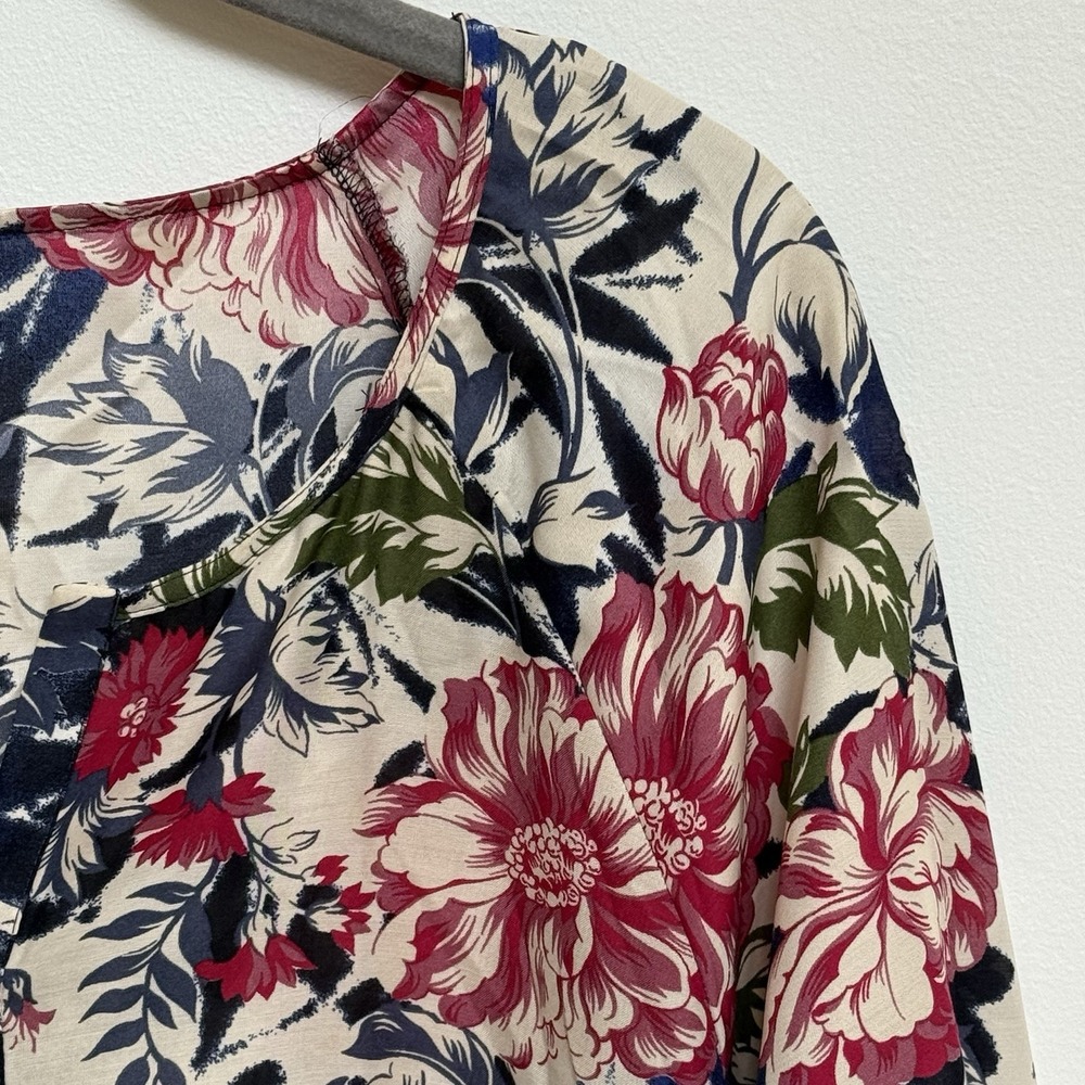 Ann Taylor Loft Factory V-Neck Faux Silk Floral 3/4 Sleeve Top Medium Petite - Picture 3 of 8
